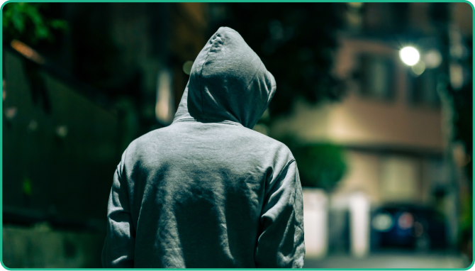 住宅外を物色する男の後ろ姿